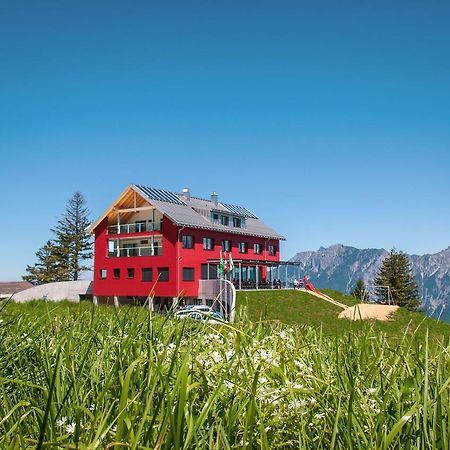 Berghaus Malbun Hotel บูคส์ ภายนอก รูปภาพ